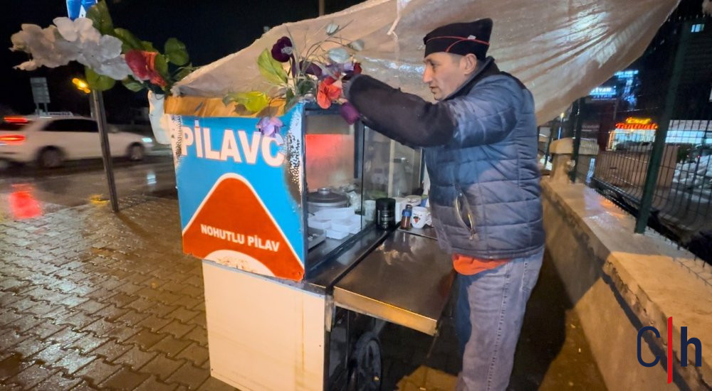 Naylon Altinda Nohutlu Pilav Satarak Evini Gecindiriyor