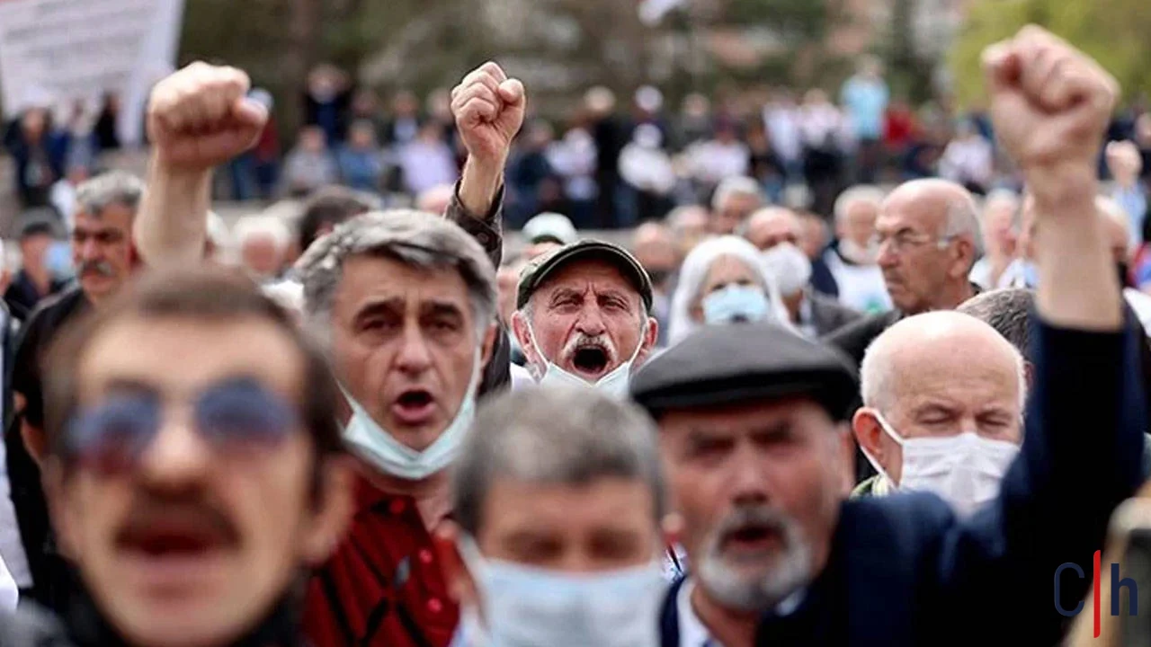 Emekliler Meydanlarda Duyun Bizi Diye Bagiriyor