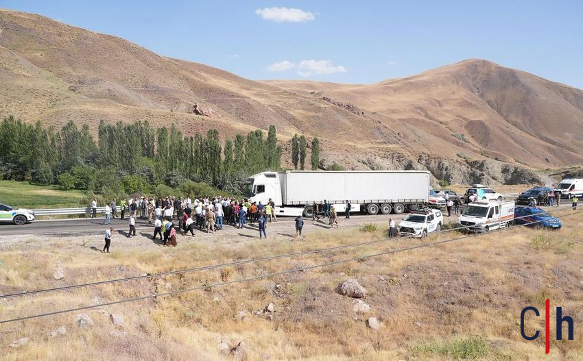 Van Hakkari Kara Yolu Dikilitas Mevkisinde Meydana Gelen Elim Trafik Kazasinda 3 Vatandasimiz Ha 6 850X527