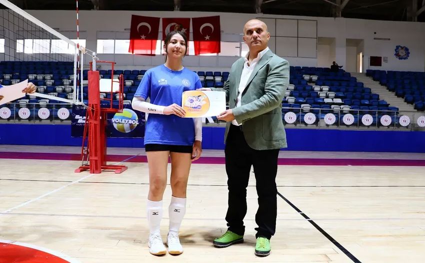 Hakkaride Dunya Kiz Cocuklari Gununde Voleybol (1) 850X527