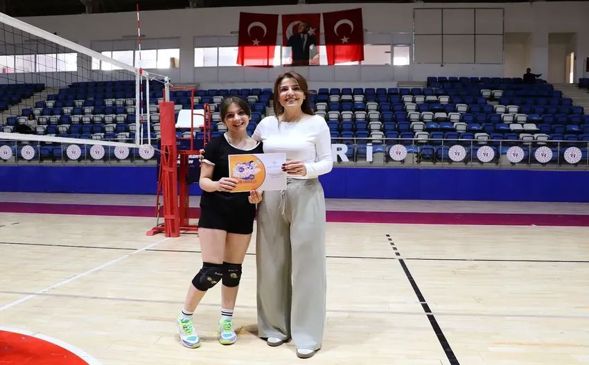 Hakkaride Dunya Kiz Cocuklari Gununde Voleybol (2) 850X527