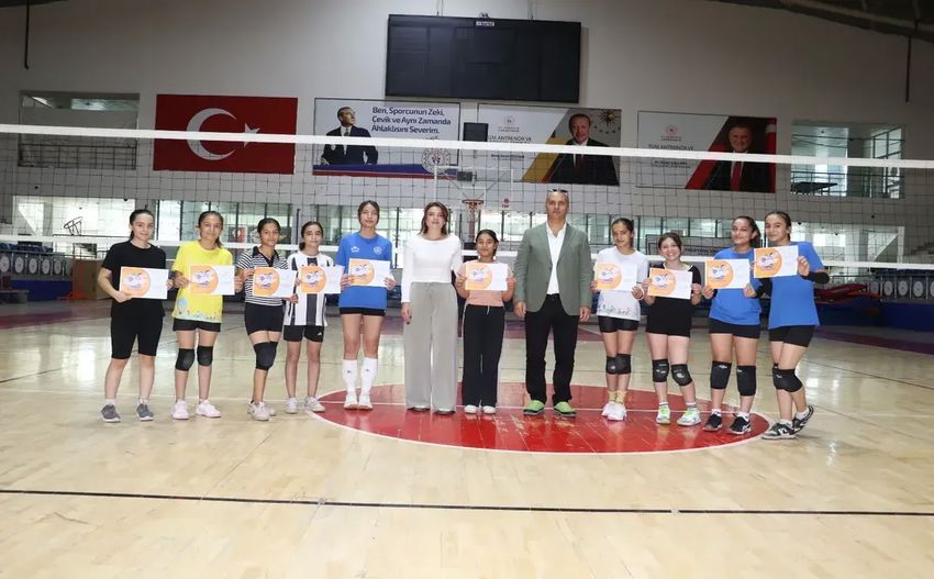 Hakkaride Dunya Kiz Cocuklari Gununde Voleybol (3) 850X527