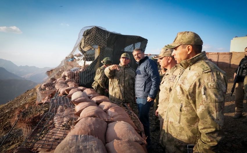 20251108Aw575719 850X527