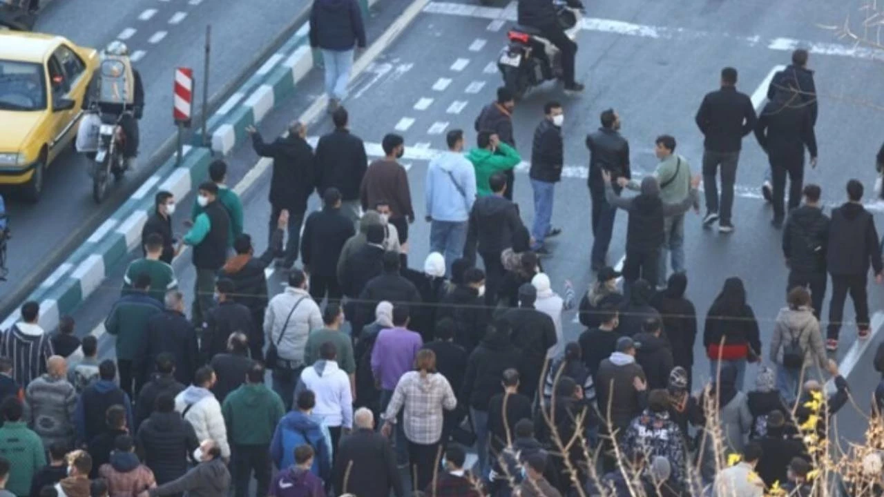 Iranda Protestolar 13Uncu Gununde Yuzbinlerce Kisi Ayakta Frow