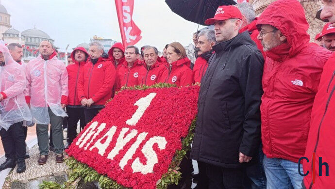 1 Mayis Taksim Celenk Birakildi1