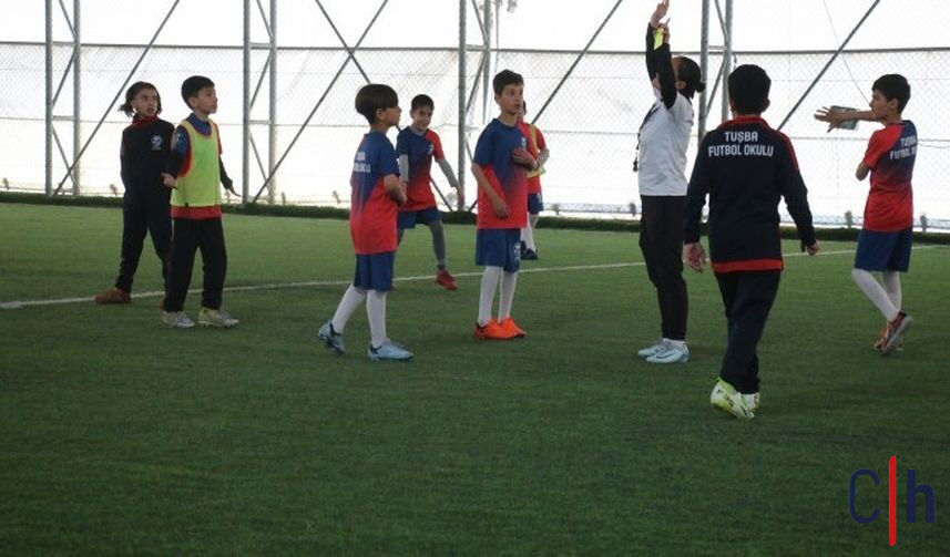 Cocuklar Futbol Egitmen R 857X503