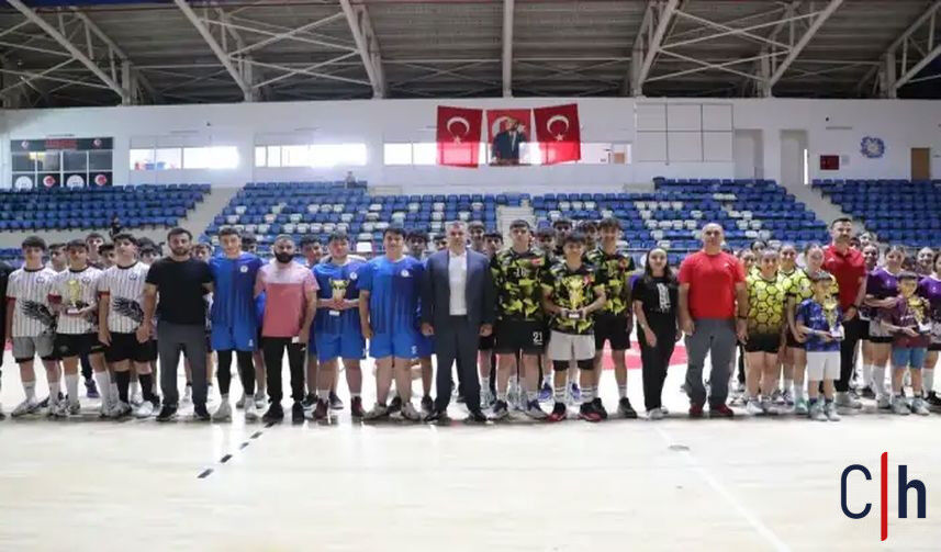 Hentbol Tesvik Musabakalari Tamamlandigencler Ve Yildizlar Kategorilerinde Duzenlenen Hentbol 3 857X503