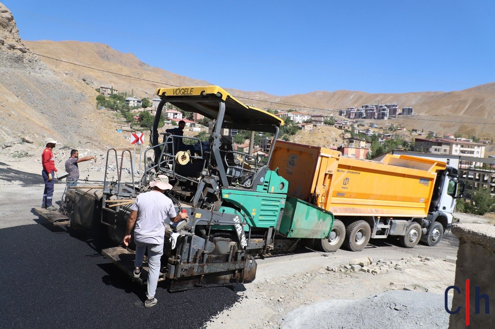 Hakkari’de sıcak asfalt çalışmaları sürüyor