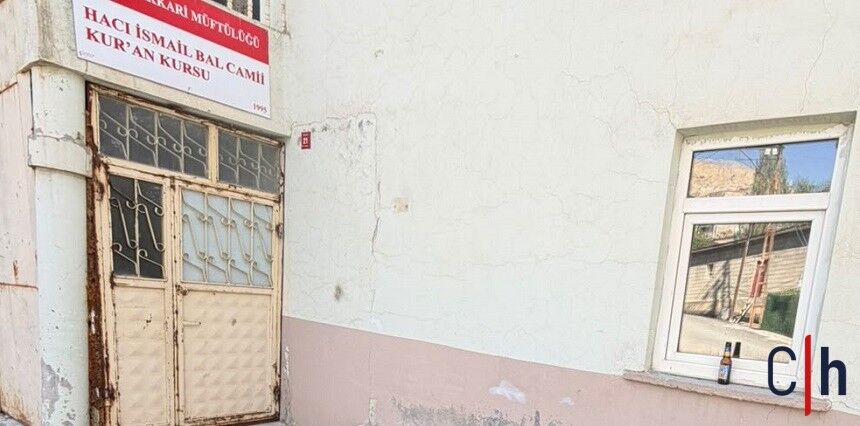 Hakkâri’de Cami Penceresindeki Boş Bira Şişesi Tepki Çekti