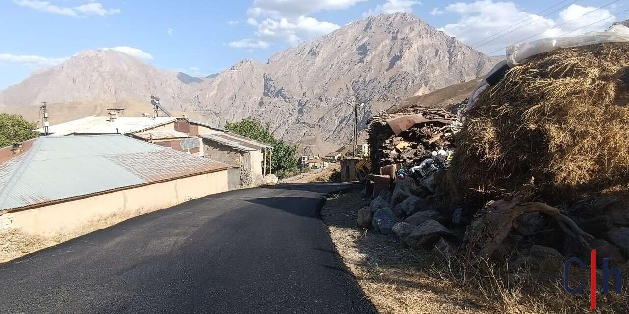 Hakkari’de asfalt seferberliği: Ekipler hafta sonu da sahada