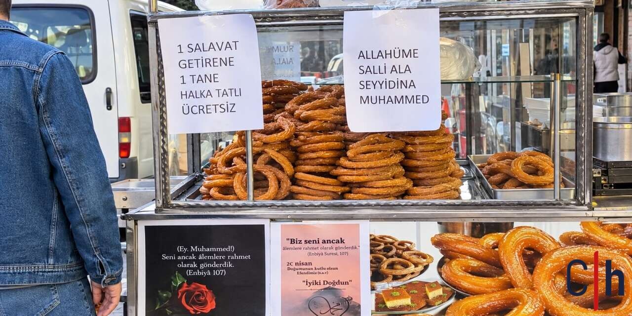Hakkari'de salavat getirenlere simit dağıtıldı