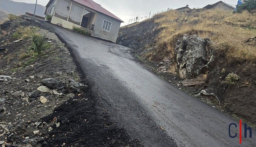 Hakkari’de Asfalt Tepkisi: 10 Haneli Mahalle Yolu Çamura Terk Edildi!