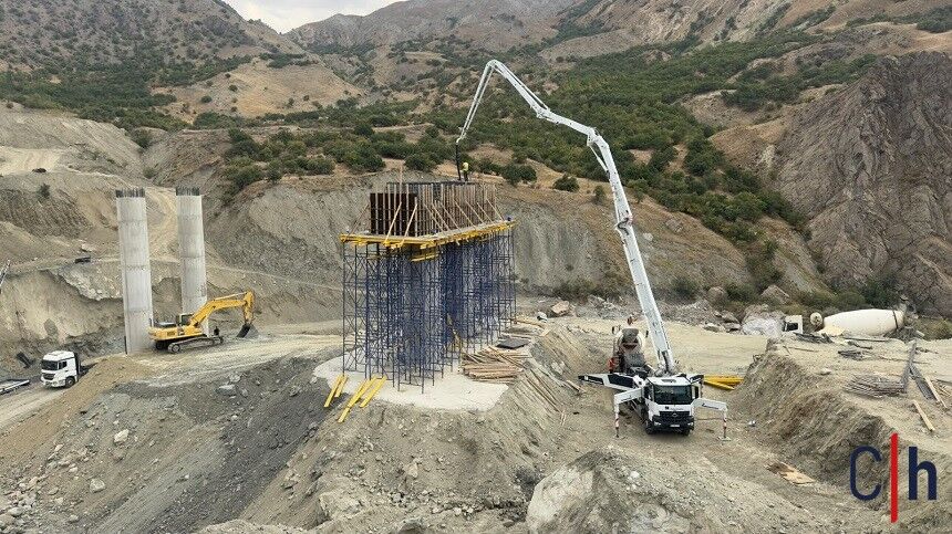 Hakkari-Van yolundaki iki köprünün yapımı sürüyor