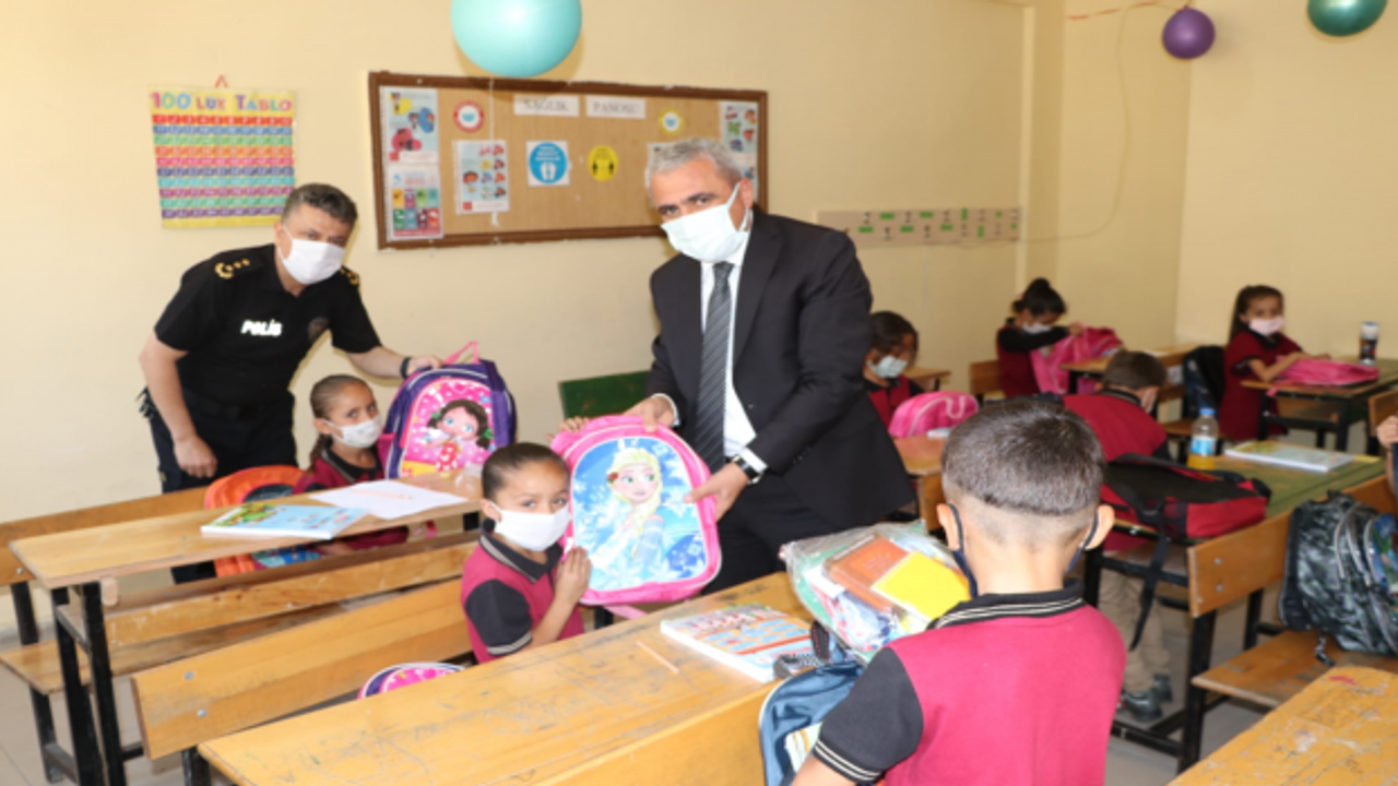 Polisten Miniklere Moral Hediyesi