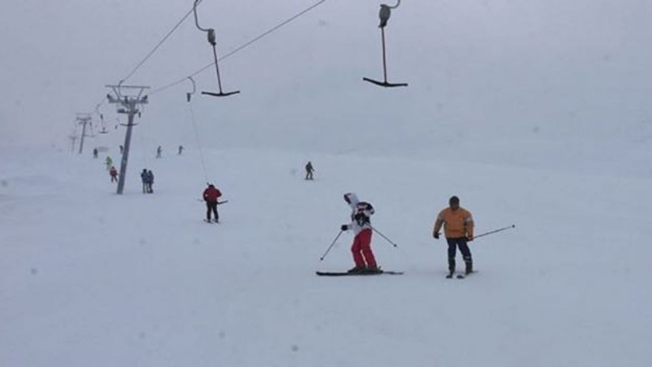 Bitlis'te üniversite kampüsü içinde kayak merkezi açıldı