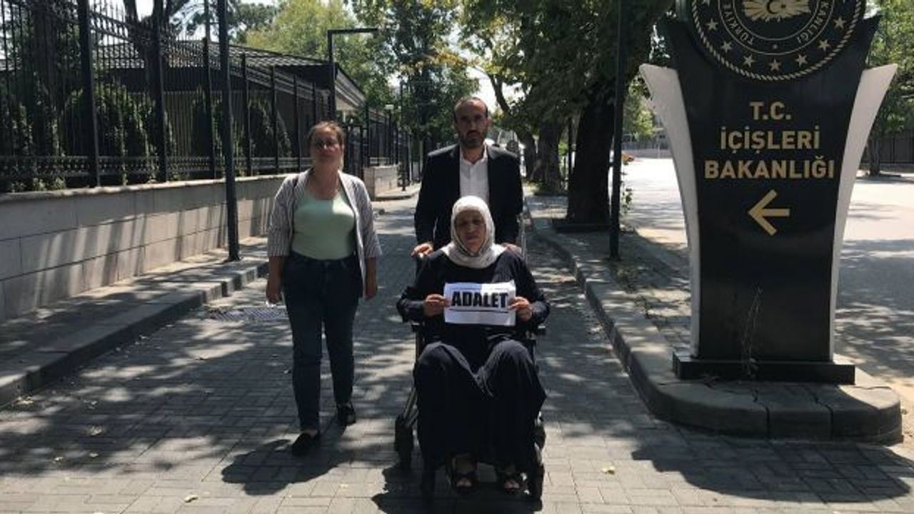 Adalet Nöbeti 16'ncı gününde: Emine Şenyaşar, Adalet Bakanlığı'na yapılan yürüyüşe tekerlekli sandalyeyle katıldı
