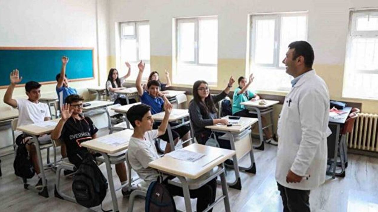 Bakan Tekin'den 'öğretmenler beyaz önlük giyecek' talimatı