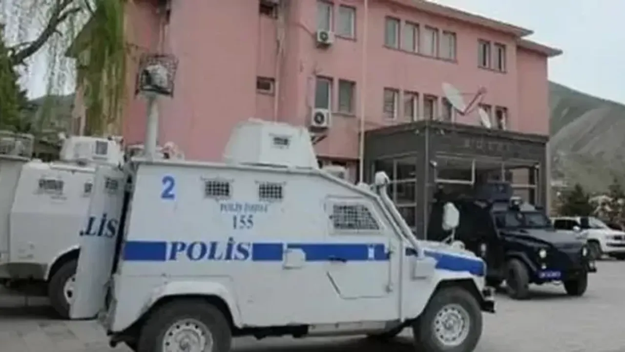 Hakkari'de ev baskınlarıyla gözaltına alınan 24 kişiden 13'ü serbest