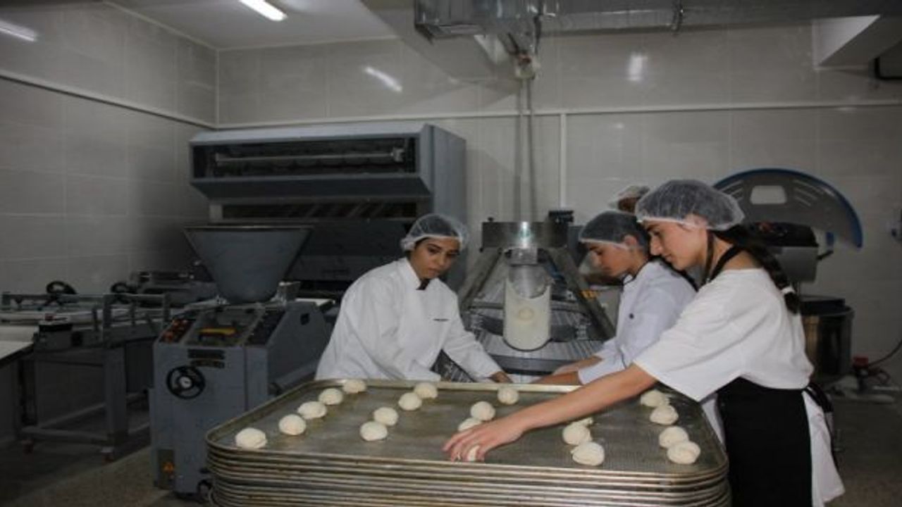 Hakkari mesleki öğrencileri günlük 6 bin ekmek üretiyor