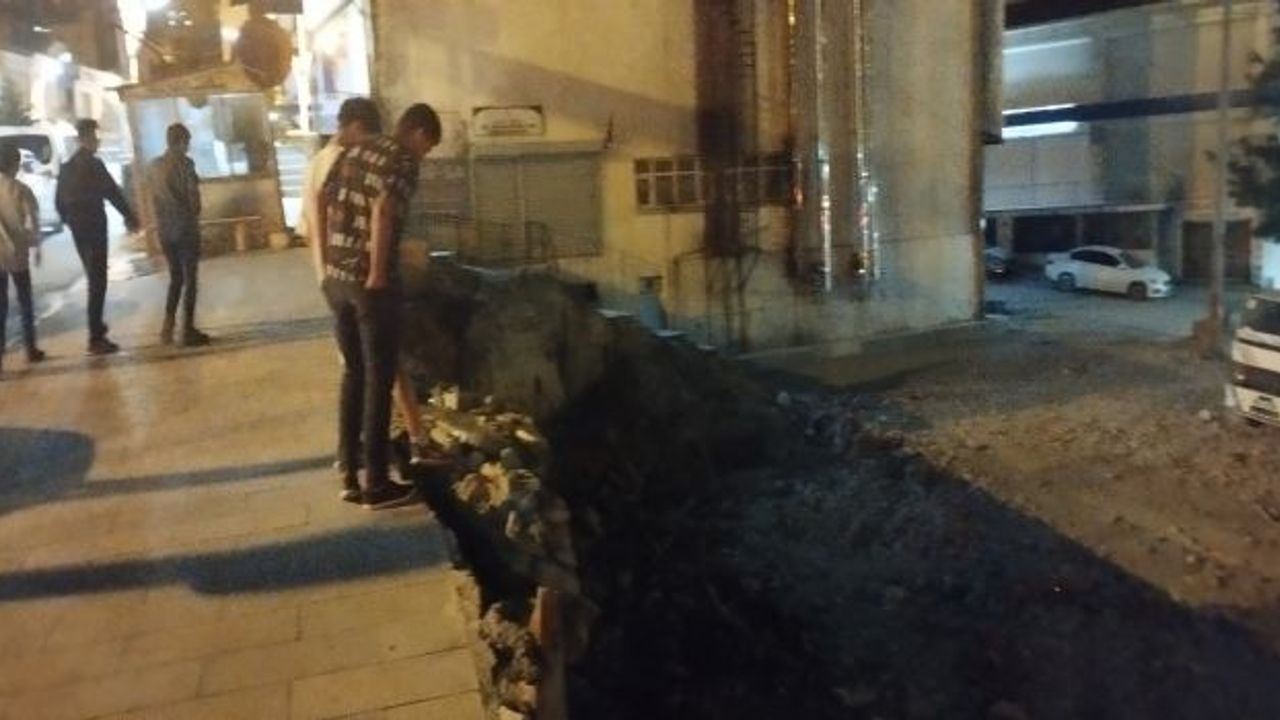 Hakkari’de yıkılan caminin enkazı öğrenciler için tehlike arz ediyor