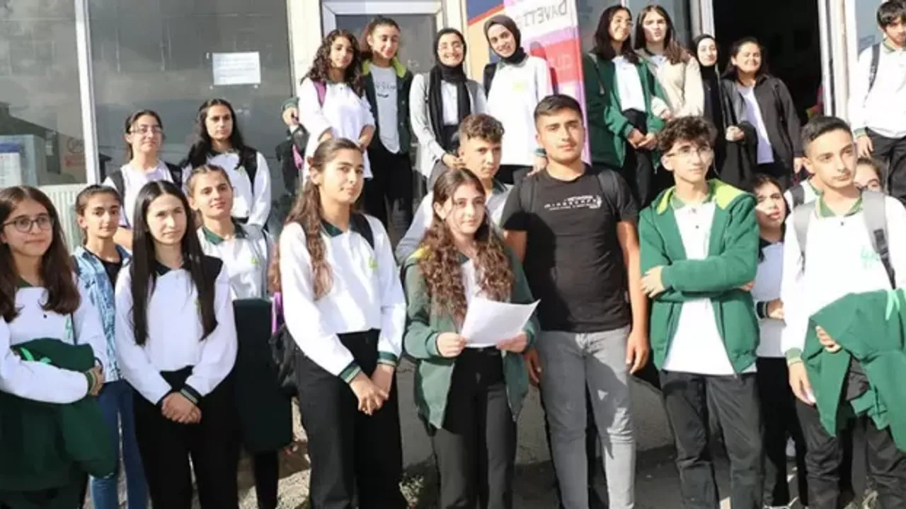 Yüksekova Fen Lisesi öğrencileri Bakan Tekin'e mektup yazarak okul istedi