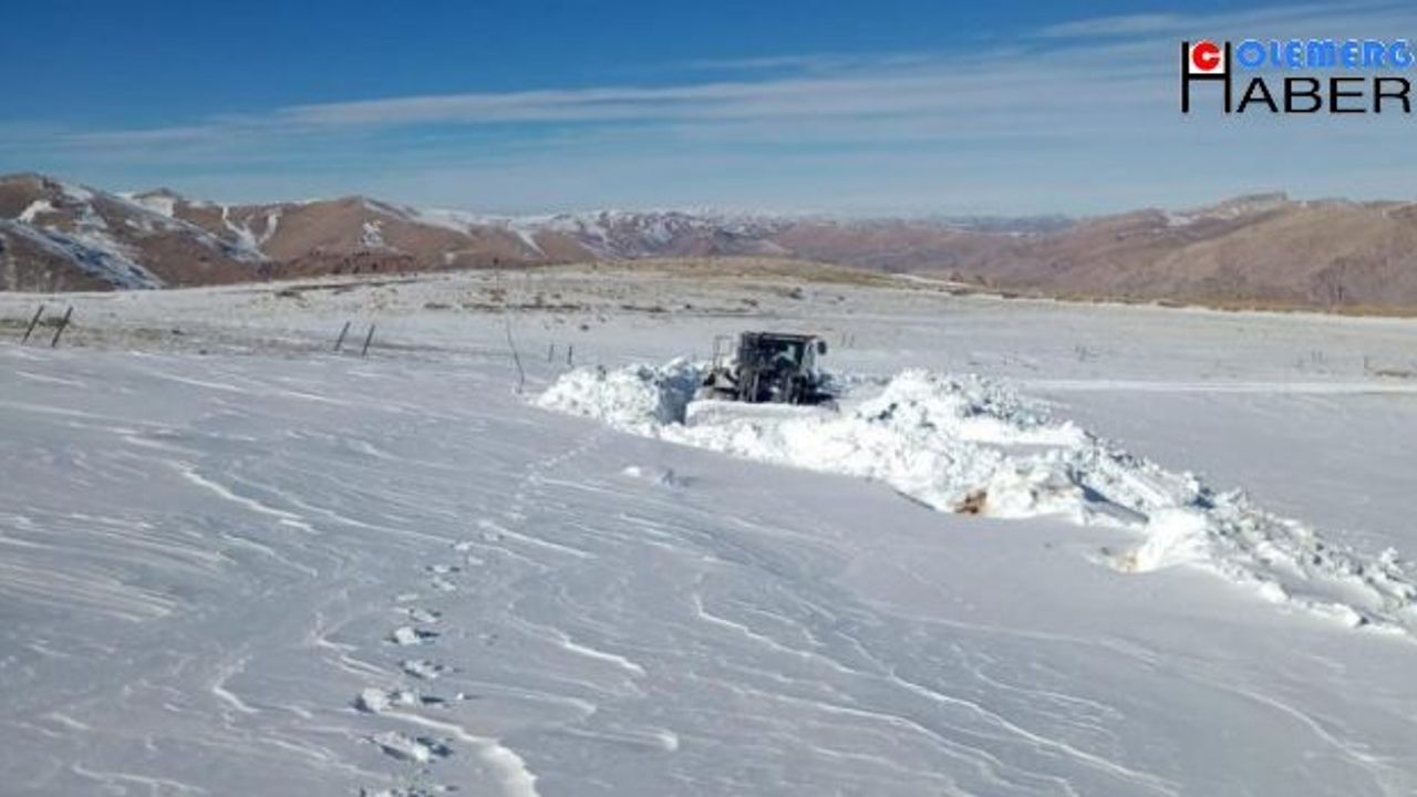 Hakkari'de 3 bin rakımda 2 metre karla mücadele çalışması