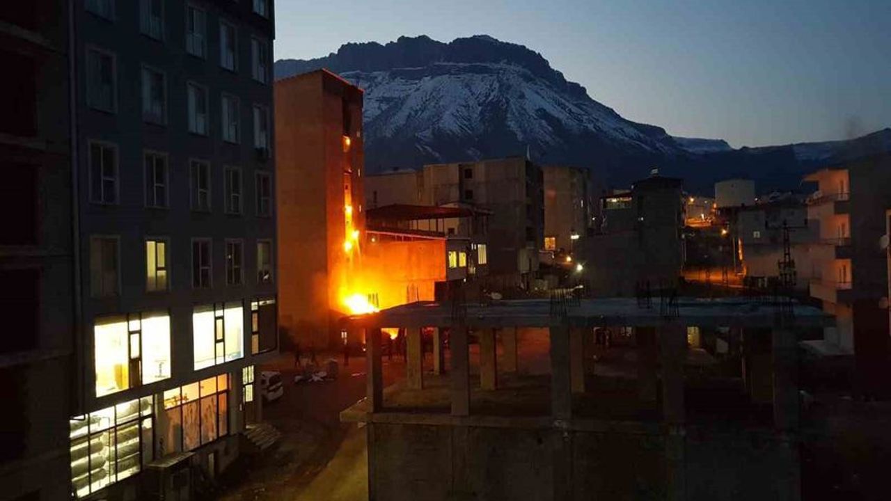 Hakkari'de 6 katlı binada korkutan yangın