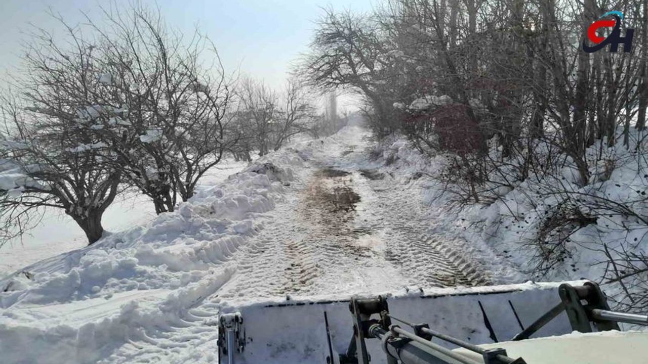 Yüksekova'da köy ve mezra yollarının açılması için çalışmalar sürüyor