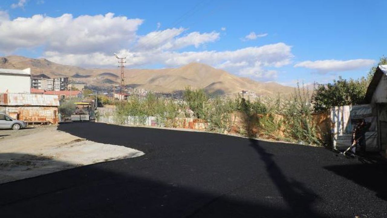 Hakkari’de Asfalt Çalışmaları Mahalle Mahalle Sürüyor