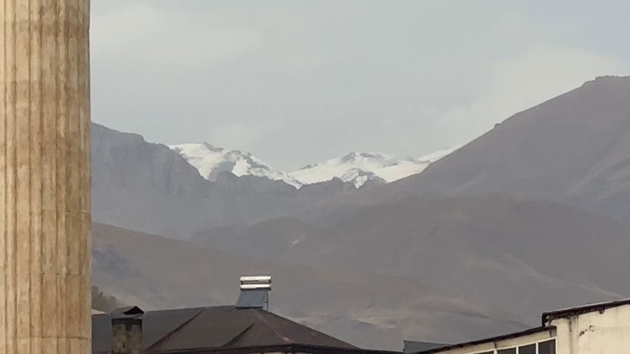 Hakkari'nin Mor Dağı Beyaza Büründü: Zirveler Gelinlik Giydi
