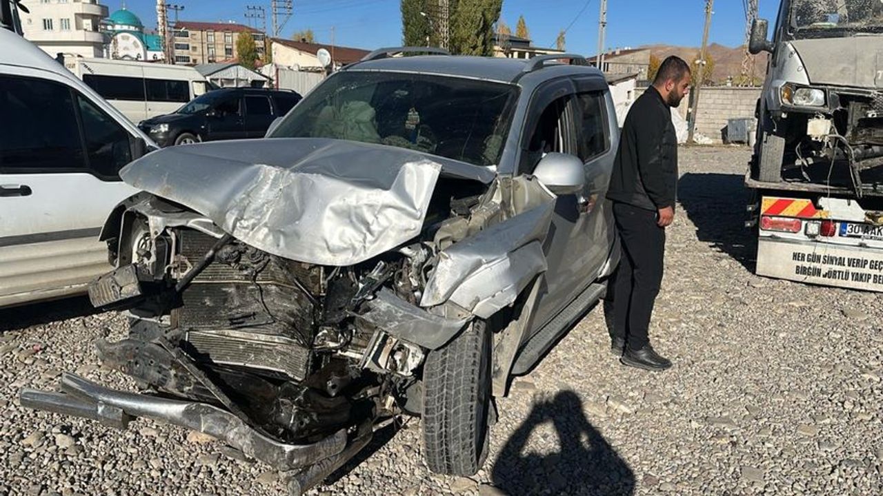 Hakkari’de Kamyonet ile Minibüs Çarpıştı: 5 Yaralı