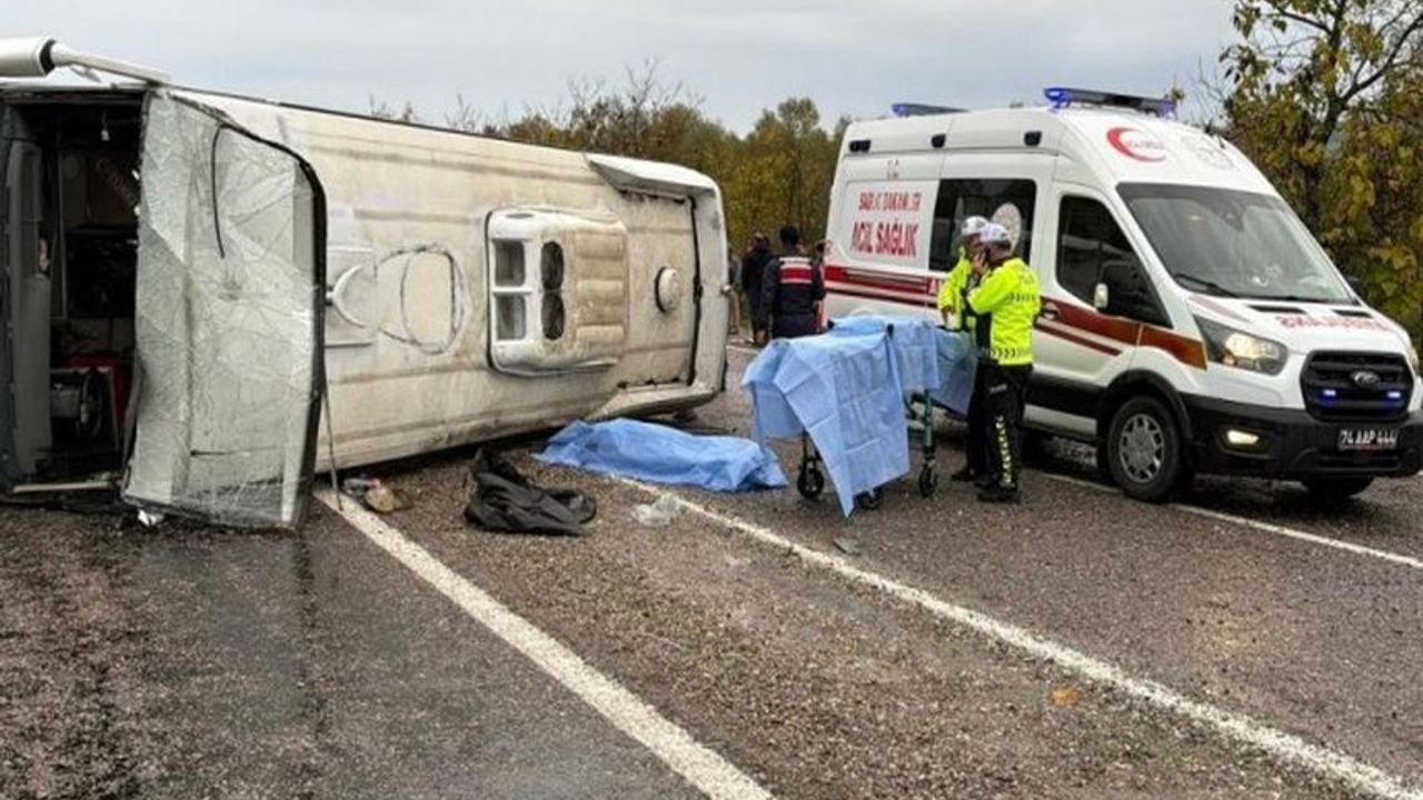 Servis Minibüsü Devrildi: 1 İşçi Hayatını Kaybetti, 19 Yaralı