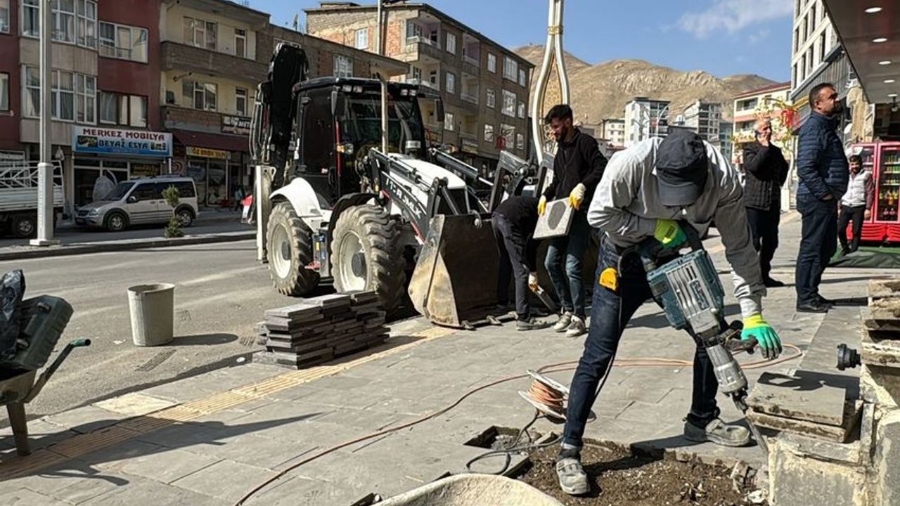 Hakkari Belediyesi Kent Genelinde Altyapı ve Üstyapı Çalışmalarını Sürdürüyor
