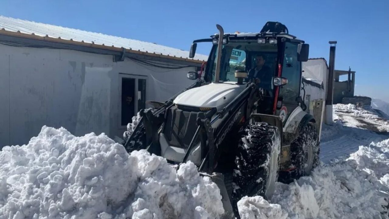 Hakkari’de Karla Kapanan Üst Bölge Yolu Açıldı