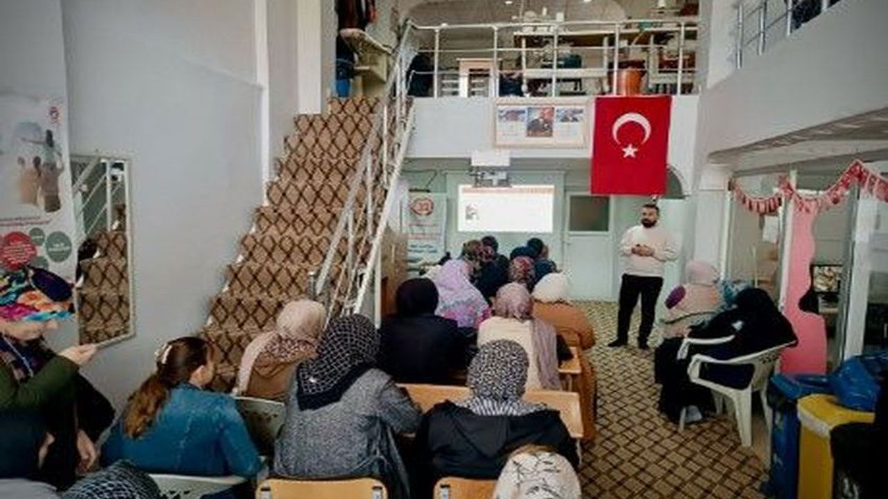 Hakkari’de ADEM Kursiyerlerine “Evlilik Öncesi Eğitim” Semineri Düzenlendi