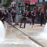 İstiklal Caddesi’nde Rögarlar Tıkandı, Çarşıyı Su Bastı