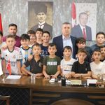 Minik Yüzücülerden: Başkan Hikmet Yaşar’a Sürpriz Ziyaret