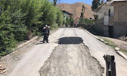 Hakkari Belediyesi tahrip yolları yama çalışmasi