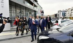 Davutoğlu yürüyerek İYİ Parti'ye gitti: Sadece tweet atarak değil bizzat gelerek destek vermek iste