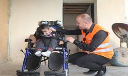 7 yaşındaki Engelli çocuğa pediatrik tekerlekli sandalye desteği