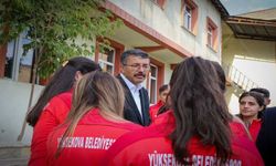 Hakkari Valisi Ali Çelik'ten Yüksekova Kadın Futbol Takımına ziyaret