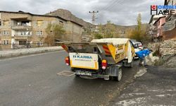 Hakkari belediyesi yağmur öncesi su kanallarını temizledi