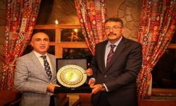 Hakkari gençliğinden Vali Ali Çelik'e plaket takdimi