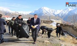 Hakkari Valisi Ali Çelik öğrencilerle birlikte çöp topladı