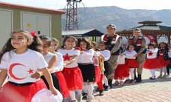 Hakkari'de Kadın jandarmalardan minik öğrencilere sürpriz