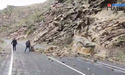 Hakkari'de Karayoluna düşen kaya parçaları sürücüleri korkuttu