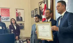 Özgür Özel CHP'nin 8. Genel Başkanı olarak mazbatasını aldı