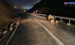 Hakkari Çukurca karayoluna dev kayalar düştü