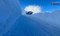 Kar kalınlığının 2 metreyi bulduğu Hakkari'de çalışma devam ediyor