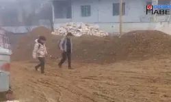 Öğrenciler çamurlu yoldan okula gitmek zorunda kalıyor